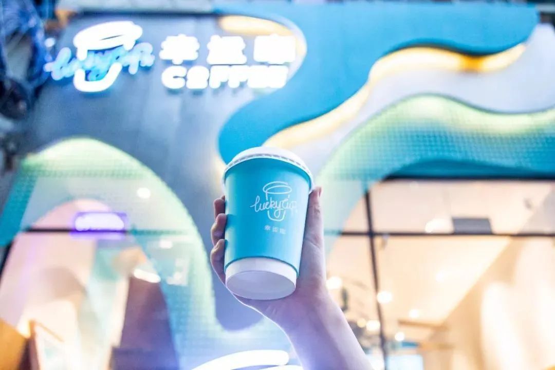 致敬星巴克海妖的撲克牌臉，能把這家三線咖啡店救火嗎？