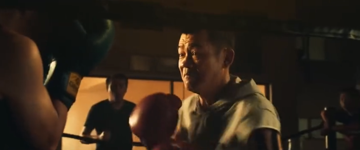 別看背面，看正面！這支運(yùn)動(dòng)風(fēng)的藥品廣告超燃超給力！