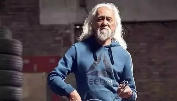 隨著時(shí)代的進(jìn)步，老年人的形象也逐漸變得更多樣化和更潮流。