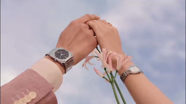粉色花草叢中躲貓貓，寶格麗七夕廣告有點(diǎn)甜