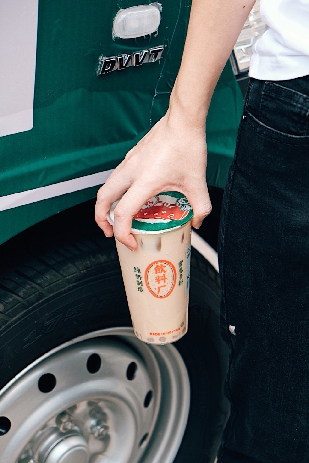 喜小茶飲料廠來了，開著五菱汽車限時“土酷”出攤