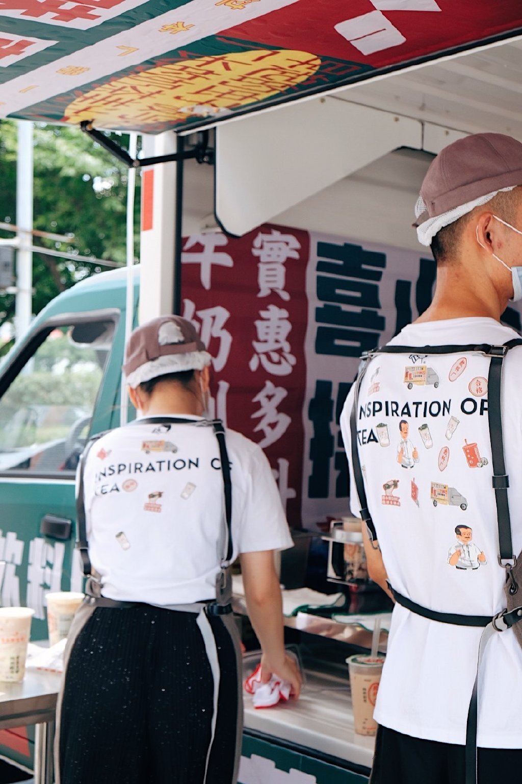 喜小茶飲料廠來了，開著五菱汽車限時“土酷”出攤
