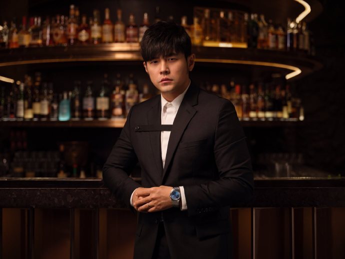 戴帝舵表的周杰倫，在自演自導的廣告片里打群架