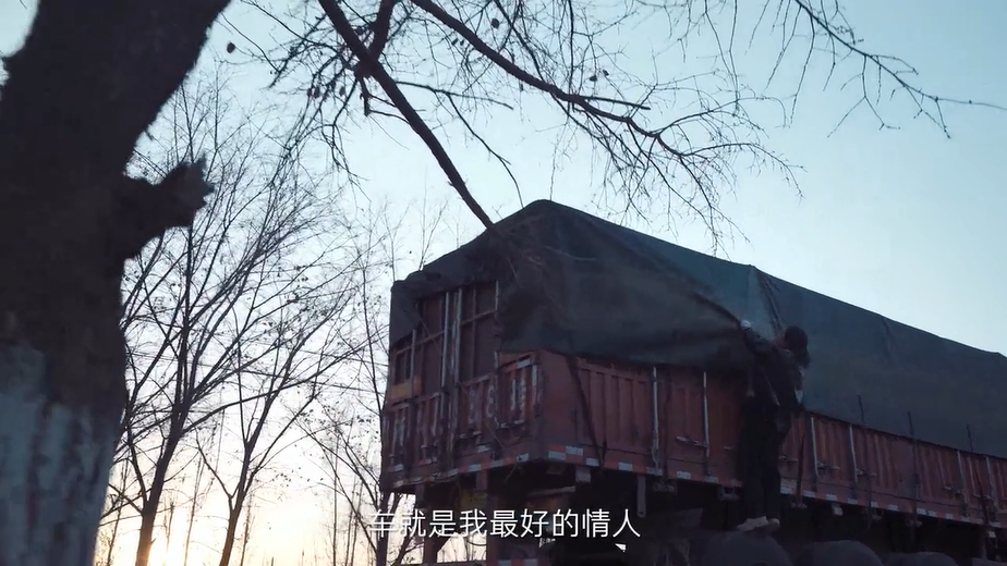 百度地圖微電影《前路》，講述無人區(qū)女卡車司機的故事