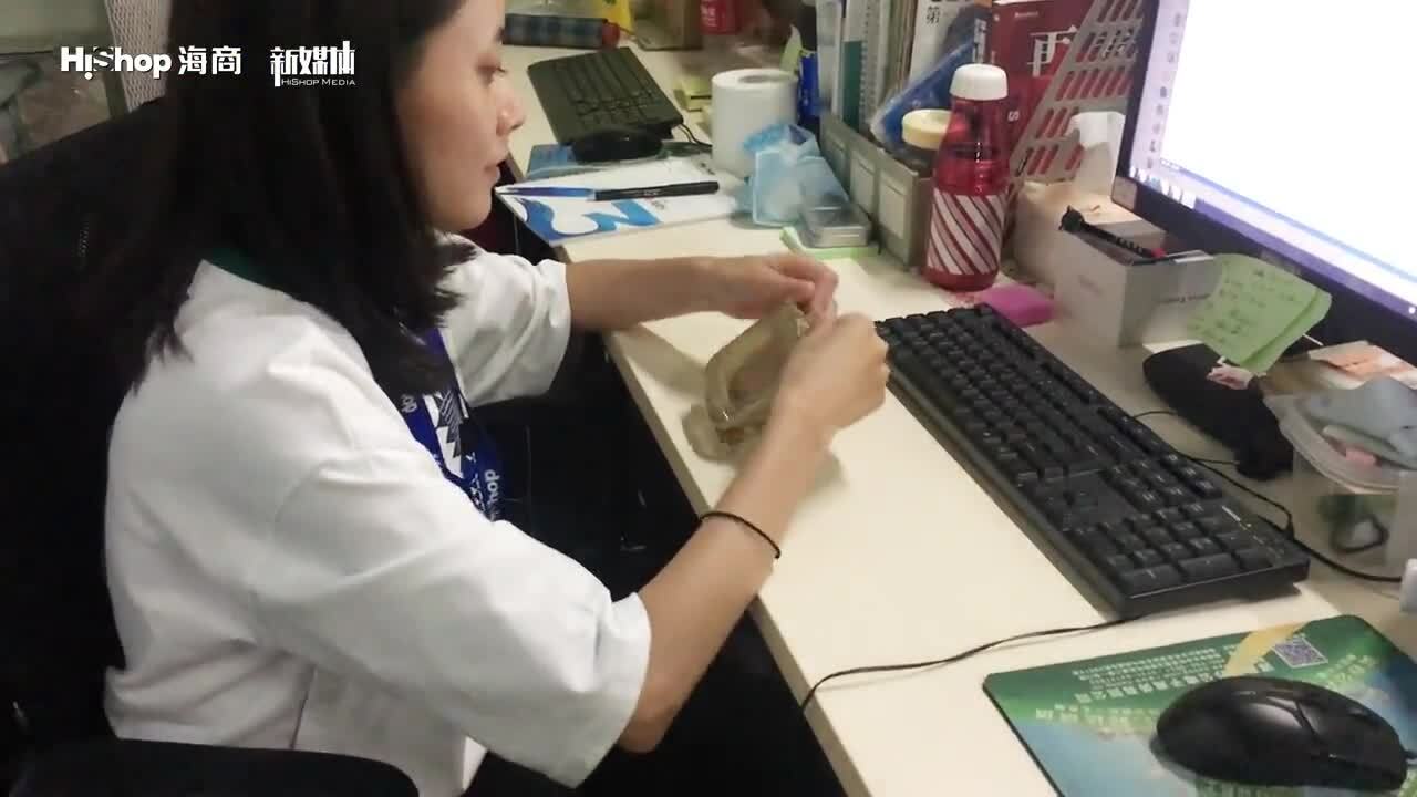 望見圓月時，心中只有歡喜沒有思念。