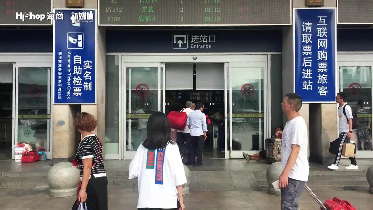 望見圓月時，心中只有歡喜沒有思念。