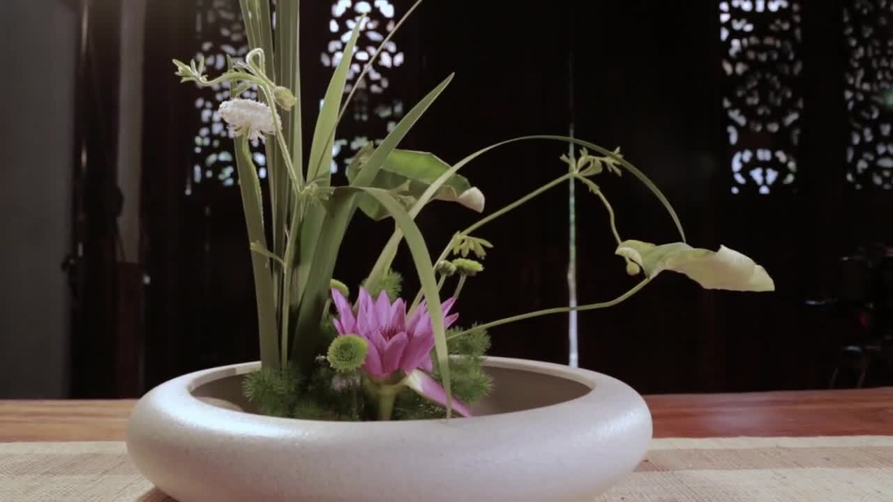 一款盤，一個花的世界