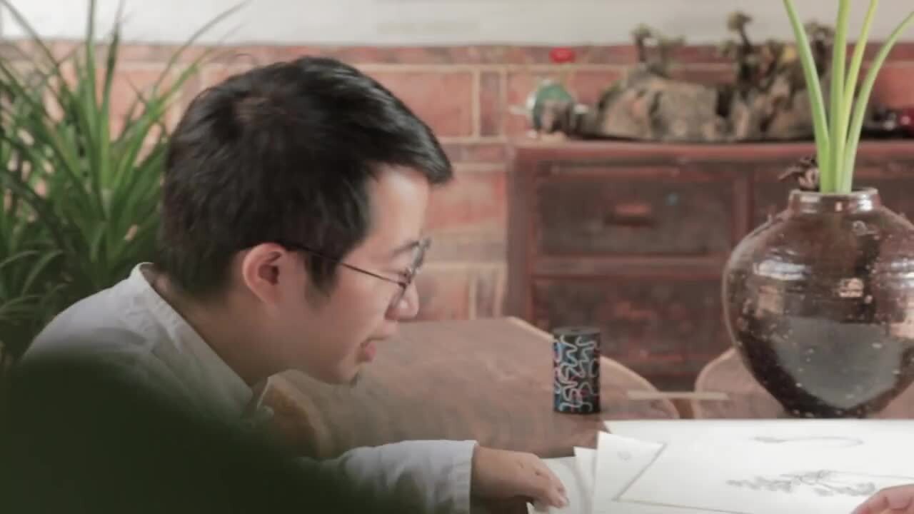 一款盤，一個花的世界